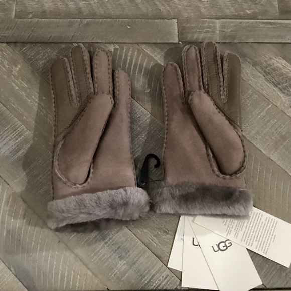 UGG Genuine Shearling Suede Gloves, size S - Picture 8 of 8